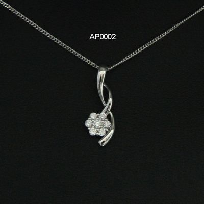 Le collier en or 18 carats de diamants, taille 6,5*15 mm