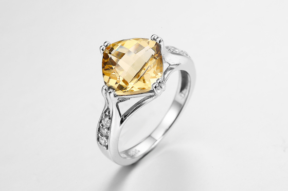 Une magnifique bague de pierre précieuse ronde en rhodium, citrine naturelle, zirconium cubique de qualité AAA.