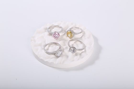 Le rose argenté Moissanite de 925 CZ sonne les anneaux les épousant éternels 1.78g pour des femmes
