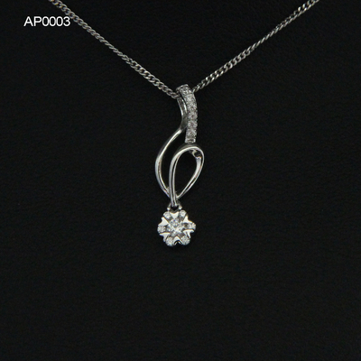 Le collier en or 18 carats de diamants, taille 6,5*15 mm