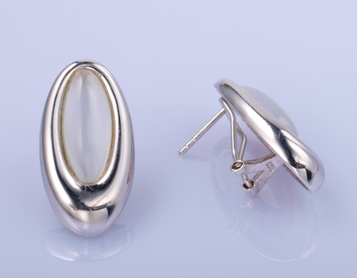 Des boucles d'oreilles classiques en argent 925