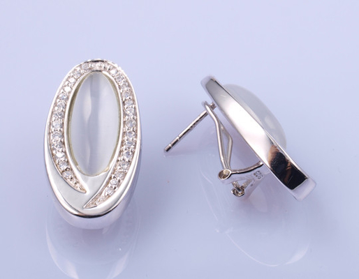 Des boucles d'oreilles classiques en argent 925