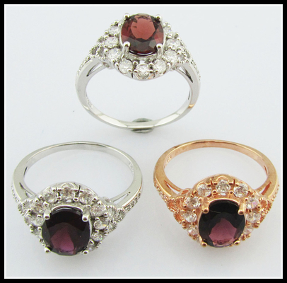 Des anneaux de pierres précieuses argentées de couleur tourmaline 925 pour des tenues décontractées ou de fête