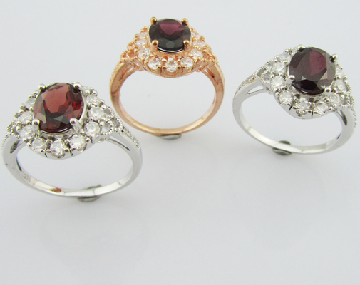 Des anneaux de pierres précieuses argentées de couleur tourmaline 925 pour des tenues décontractées ou de fête