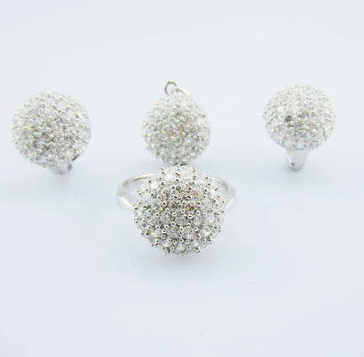 Des boucles d'oreilles en argent 925 avec une chaîne de fermeture de homard