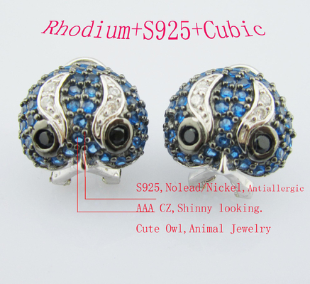 Un bracelet en argent 925 avec des pierres de zirconium AAA.