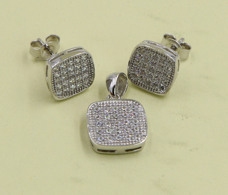Boucles d'oreilles en argent sterling 925 avec des pierres de zirconium cubiques Boucle d'oreille unique CZ haute