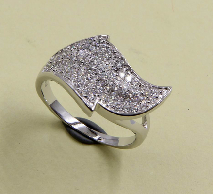 Une bague de design en feuille de noces en argent pur 925 avec solitaire et pavé éternité