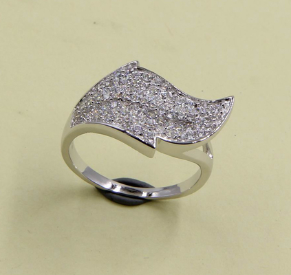 Une bague de design en feuille de noces en argent pur 925 avec solitaire et pavé éternité