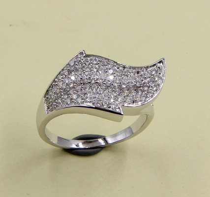 Une bague de design en feuille de noces en argent pur 925 avec solitaire et pavé éternité