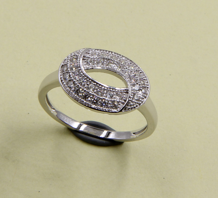 Ronde Swirl Ring Ovale 925 Sterling Silver Eternity Bands avec du zirconium cube de qualité AAA pour l'anniversaire de mariage