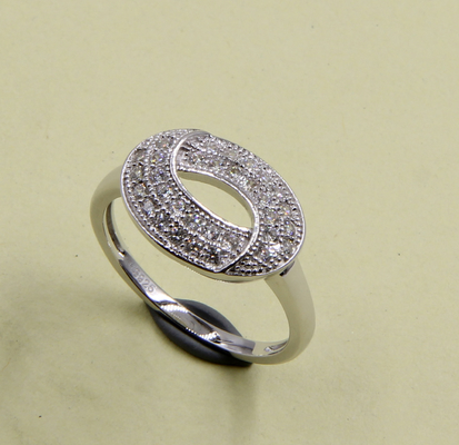 Ronde Swirl Ring Ovale 925 Sterling Silver Eternity Bands avec du zirconium cube de qualité AAA pour l'anniversaire de mariage