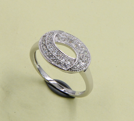 Ronde Swirl Ring Ovale 925 Sterling Silver Eternity Bands avec du zirconium cube de qualité AAA pour l'anniversaire de mariage