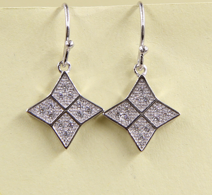 Boucles d'oreilles en argent de 925 Sterling à quatre feuilles de trèfle avec des pierres de zirconium cubiques Boucle d'oreille unique CZ de haute qualité