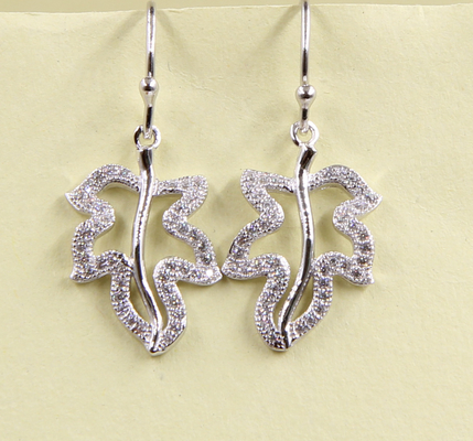 Boucles d'oreilles en argent de 925 Sterling à quatre feuilles de trèfle avec des pierres de zirconium cubiques Boucle d'oreille unique CZ de haute qualité