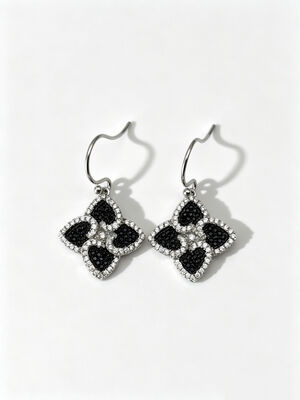 Boucles d'oreilles d'été en argent sterling 2026, trèfle à quatre feuilles porte-bonheur pointu, coloré noir + blanc CZ, adaptées aux événements décontractés et formels, crochet de boucle d'oreille pendante, boucles d'oreilles tendance en argent sterling