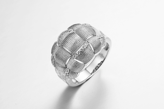 La CZ Sterling Silver Rings Custom Engraving 4,31 grammes enroulent autour de la bague